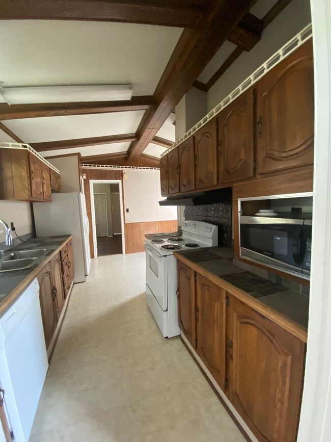 Building Photo - Three Bedroom , 2 Bathroom , large yard