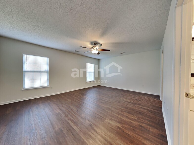 Building Photo - 3028 Crusades St