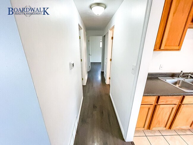 Building Photo - Charming Brick Rambler