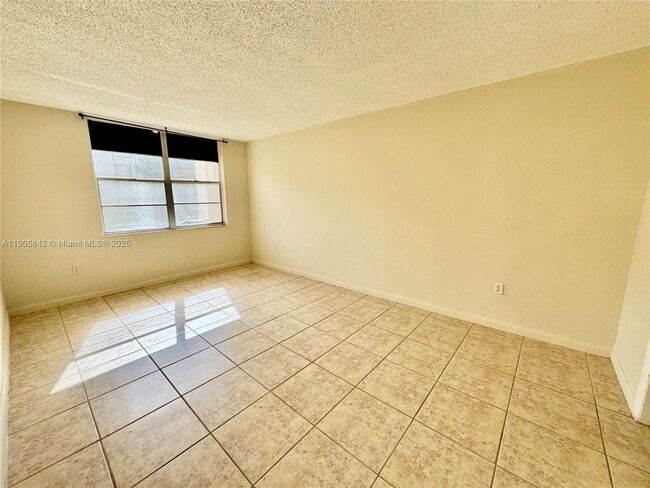 Building Photo - 9360 Fontainebleau Blvd