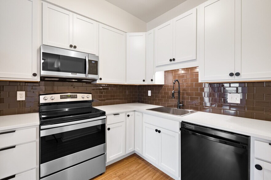 Kitchen - 5236 Waterman Blvd