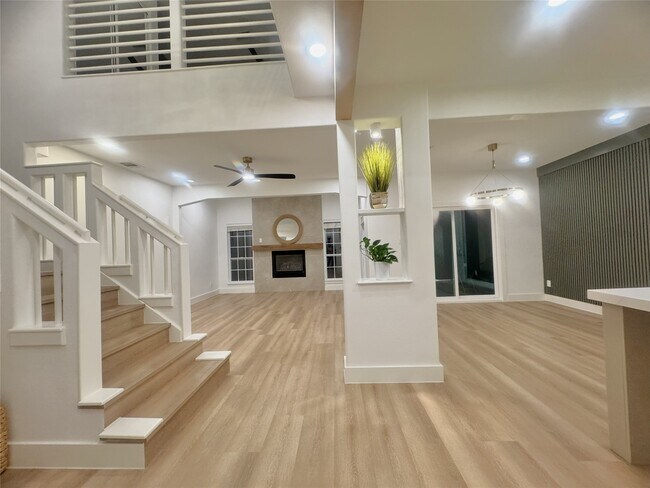 Building Photo - 516 S Post Oak Ln