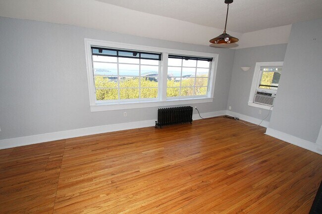 Building Photo - CHARMING 3 BEDROOM TUDOR REVIVAL APARTMENT W/ PUGET SOUND VIEWS