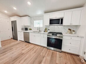 Building Photo - New & Modern 1 Bed / 1 Bath on Fire Mounta...