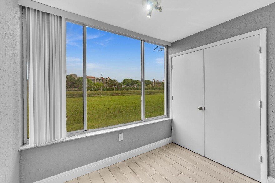 Building Photo - 2851 N Oakland Forest Dr