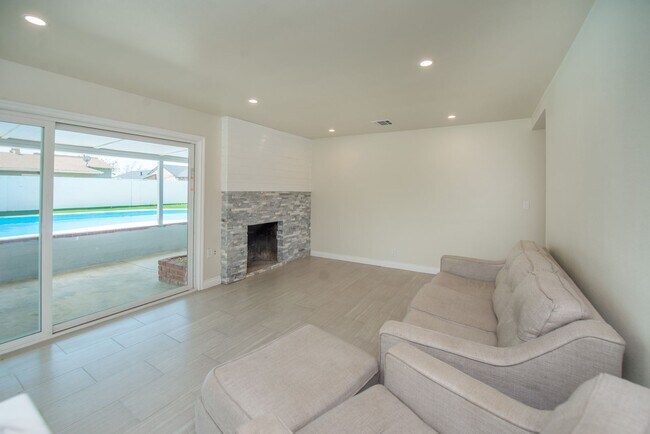 Building Photo - Completely Remodeld W/ Swimming Pool!