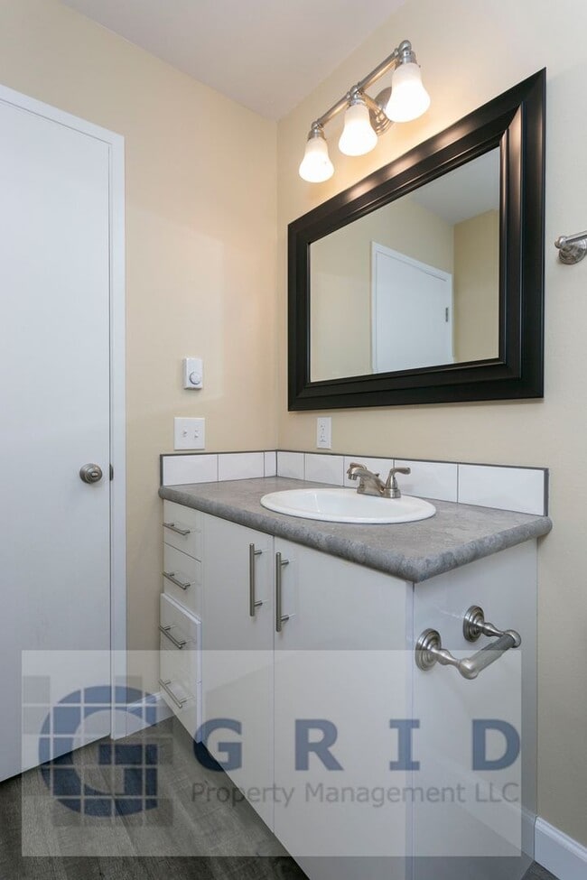 Building Photo - Gorgeous 2 Bedroom Apartment in Mt. Tabor!