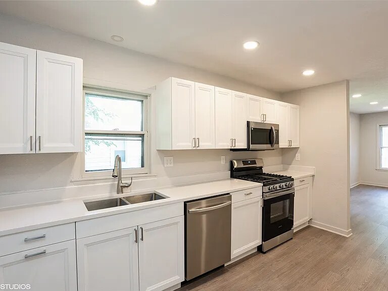 Building Photo - 3215 E 8th St