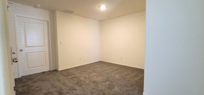 Building Photo - LIKE BRAND NEW AND BEAUTIFUL! 3 BEDROOMS, 2.5 BATHS