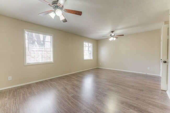 Building Photo - Qualified Tenants Get 50% Off First Month!...
