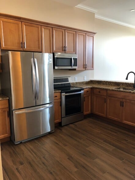 Building Photo - 373 Spencer St