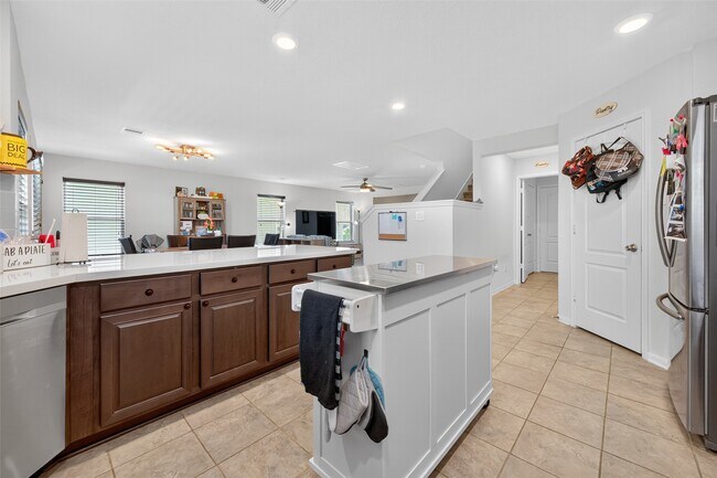 Building Photo - 2623 Hawthorn Park Ct