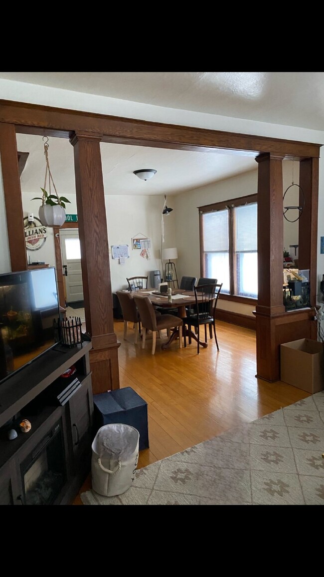 Building Photo - 3 bed 1 bath close to UWEC available June ...