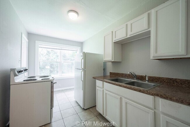 Building Photo - 2825 E 36th St