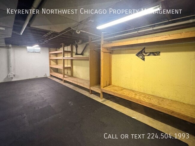 Building Photo - 5411 W Lake Shore Dr