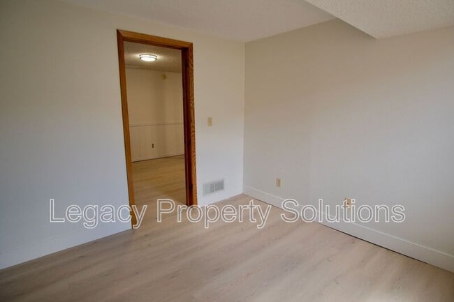 Building Photo - 609 N 13th St