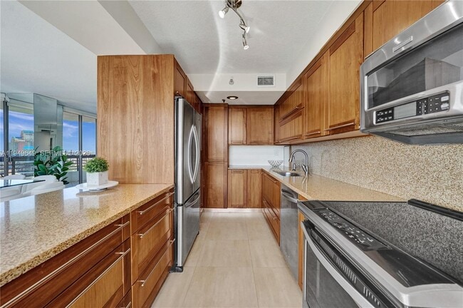 Building Photo - 3500 Mystic Pointe Dr