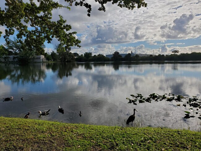 Building Photo - 120 Royal Pk Dr