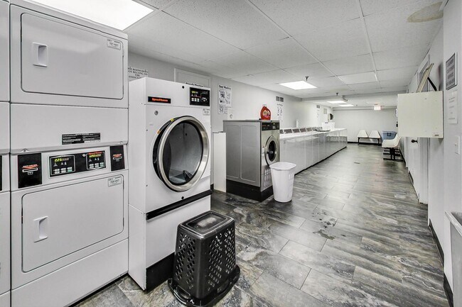 Building Photo - 1212 N La Salle Dr