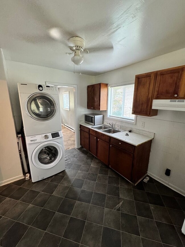 Building Photo - Cozy 3 bed 1.5 bath with Backyard
