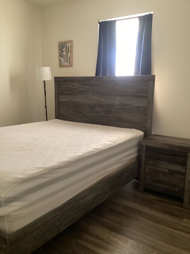 Building Photo - 2 Bed 1 bath Apartment  on Quiet Street and Close to ENMU!