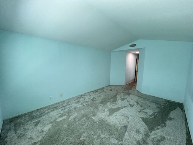 Building Photo - Beautiful 3 Bedroom 3 Bath Townhome with Loft in Orange!