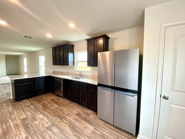 Building Photo - 4 bedroom, 2 bath home in the Preserves of...