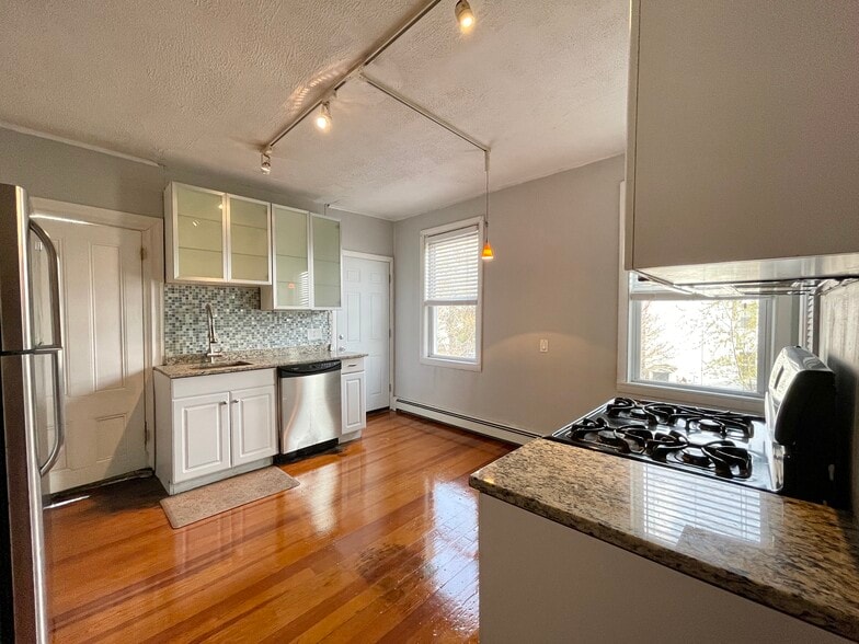 Building Photo - 48 America St