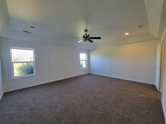 Building Photo - 1200 W Canyon Lakes Dr
