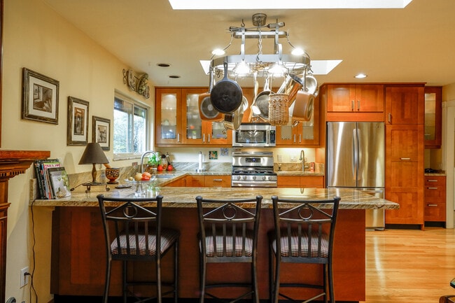 Building Photo - Furnished Single Story Home West of the Freeway