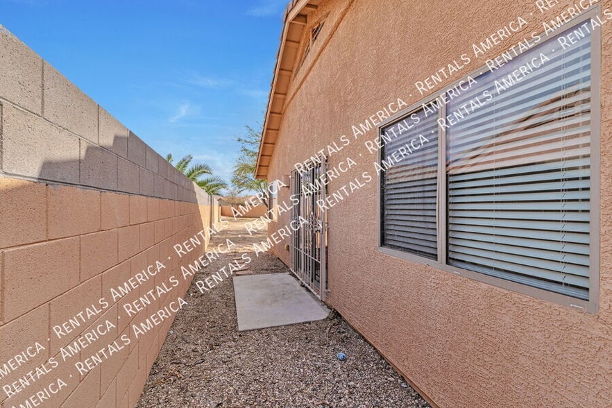 Building Photo - 6615 E Splendid Ln