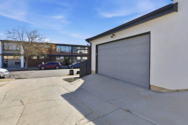 Building Photo - $5,640.95, $300 off the first month's rent, 4 Beds - 5 Bath, Townhouse in Denver with Office!