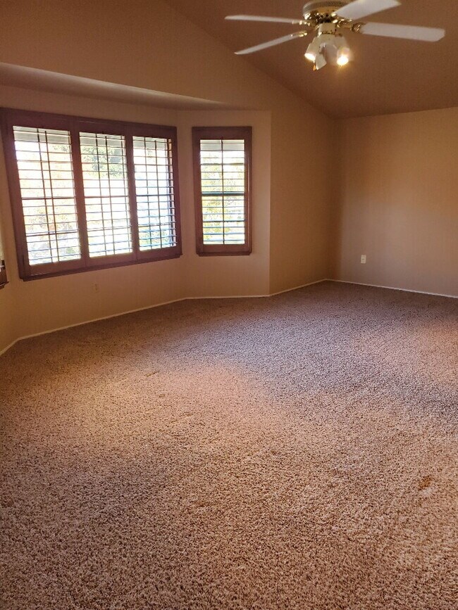 Building Photo - "Spacious 4-Bed, 3-Bath Oasis in Gold Rive...