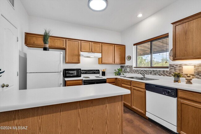 Building Photo - Incredible Spacious Back Yard! Large Covered Patio!