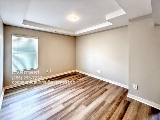 Building Photo - Spacious and Bright 3-Bedroom Home in a Co...