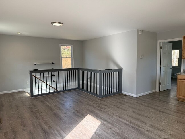 Building Photo - Private 3 bed 2bath house in North Johnson City! - Available NOW