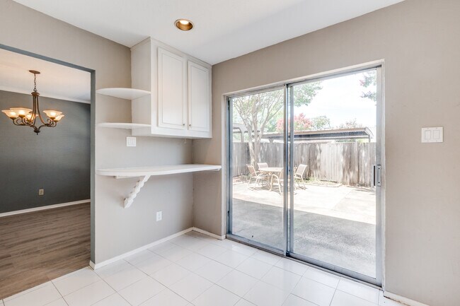 Building Photo - 10745 Sandpiper Ln