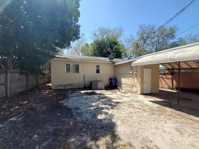 Building Photo - Two Bedroom House with carport
