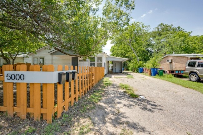 Building Photo - 5000 Lynndale Dr