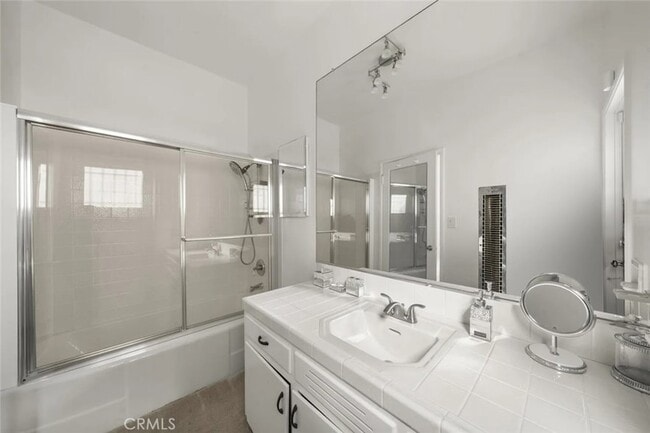 Building Photo - 31877 Circle Dr