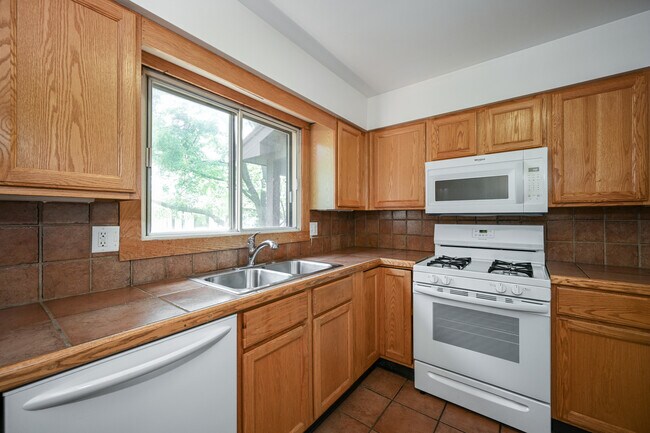 Building Photo - 880 Johnstown Ln