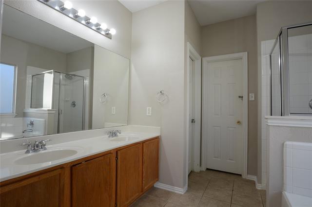 Building Photo - 1400 Oakcrest Dr