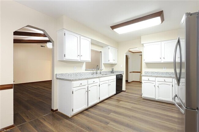 Building Photo - 1008 Hollins College Ct