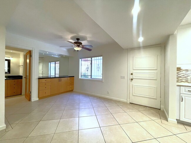 Building Photo - AVAILABLE NOW! 2 Bed 2 Bath Condo in Palm ...