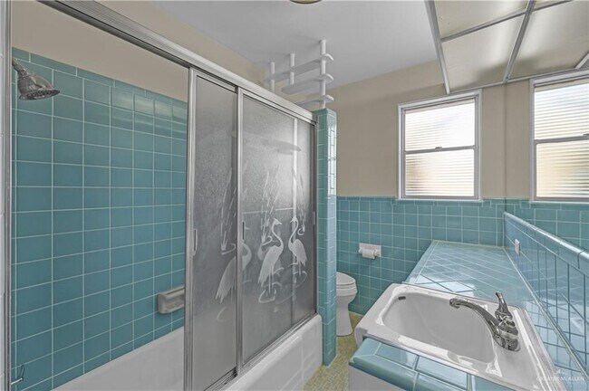 Building Photo - 21 E Walnut Ave