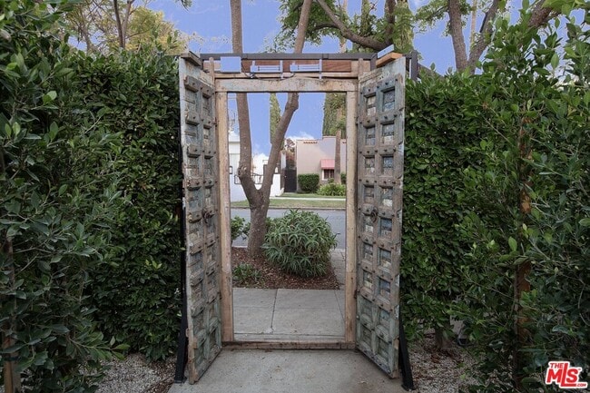 Building Photo - 953 N Martel Ave