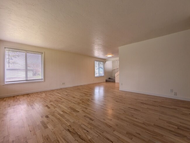 Building Photo - updated 4bed/2bath duplex near Oakway Rd