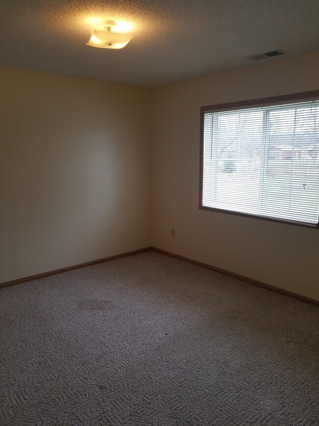 Building Photo - 233 Birch St N