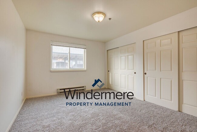 Building Photo - 3 Bed 2 Bath Ground Level Condo