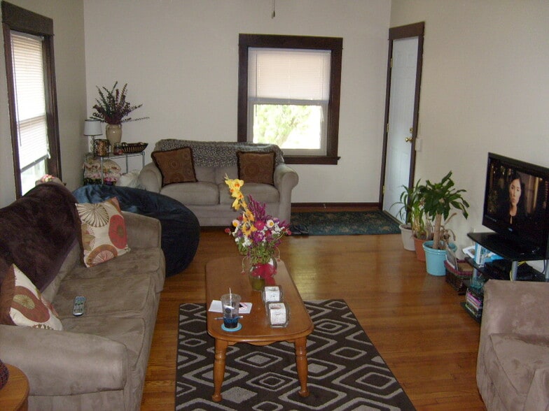 Living Room - 601 E Johnson St